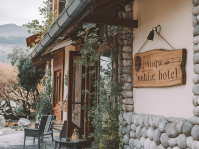 Comment évaluer si un hôtel boutique soutient vraiment l'économie locale avant de réserver