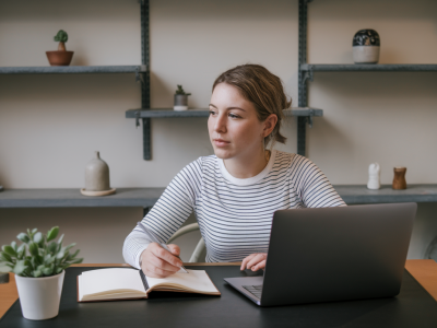 Comment créer un rituel d'écriture de 10 minutes qui produit une idée d'article prête à développer